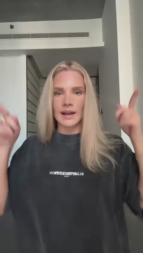 Charger la vidéo : <p>Avec le sèche-cheveux 5 en 1 Prestige Haircare, lisse, boucle ou apporte du volume à tes cheveux en toute simplicité. Grâce à sa technologie d’air chaud et à ses embouts interchangeables, il permet un coiffage précis tout en respectant la fibre capillaire. Rapide, doux et facile à utiliser, Prestige Haircare s’intègre parfaitement à ta routine quotidienne pour des cheveux disciplinés, brillants et visiblement plus sains, jour après jour.</p>