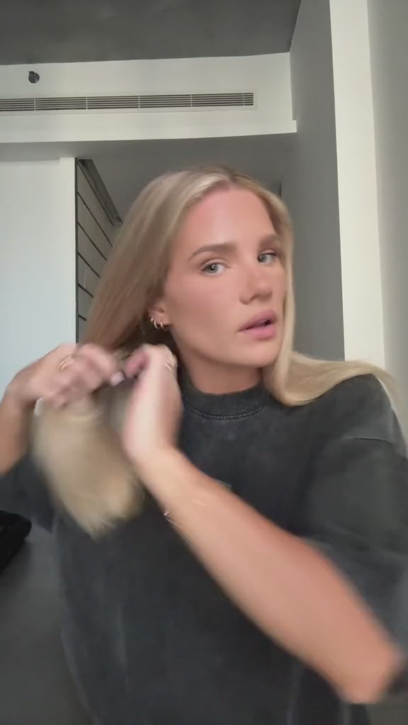 Charger la vidéo : <p>Avec le sèche-cheveux 5 en 1 Prestige Haircare, lisse, boucle ou apporte du volume à tes cheveux en toute simplicité. Grâce à sa technologie d’air chaud et à ses embouts interchangeables, il permet un coiffage précis tout en respectant la fibre capillaire. Rapide, doux et facile à utiliser, Prestige Haircare s’intègre parfaitement à ta routine quotidienne pour des cheveux disciplinés, brillants et visiblement plus sains, jour après jour.</p>